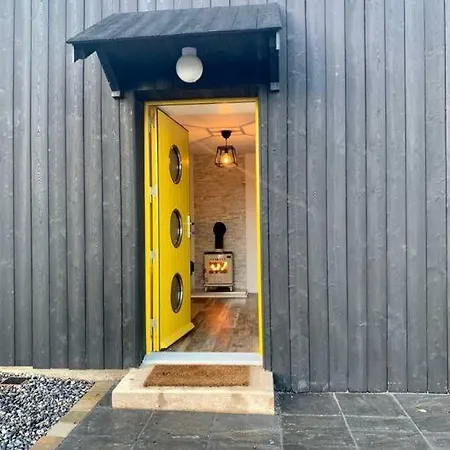 בית נופש Unique Restored Barn With Stove קיליבגס