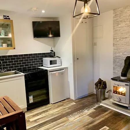 בית נופש Unique Restored Barn With Stove קיליבגס