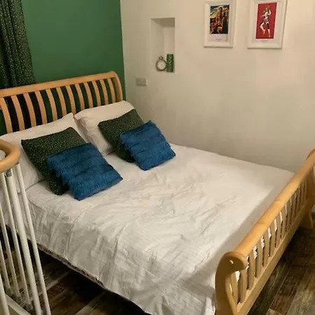 Unique Restored Barn With Stove בית נופש